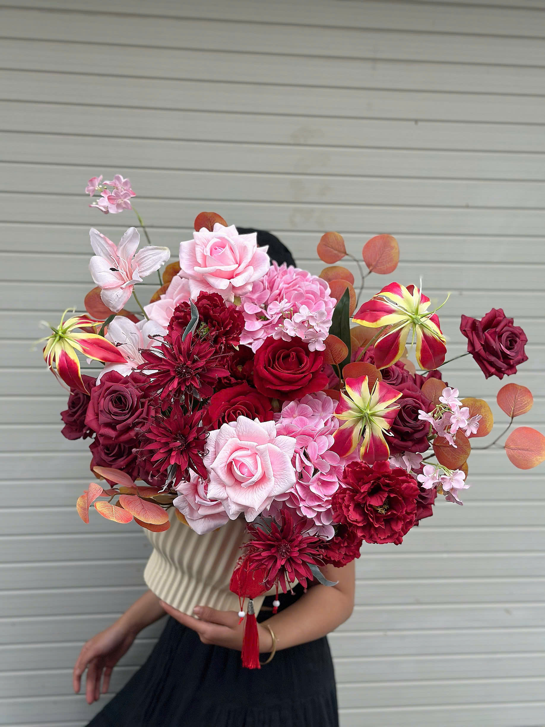 Chậu hoa giả "Hồng Ngọc Tửu Ca" – Đỏ rượu quý phái